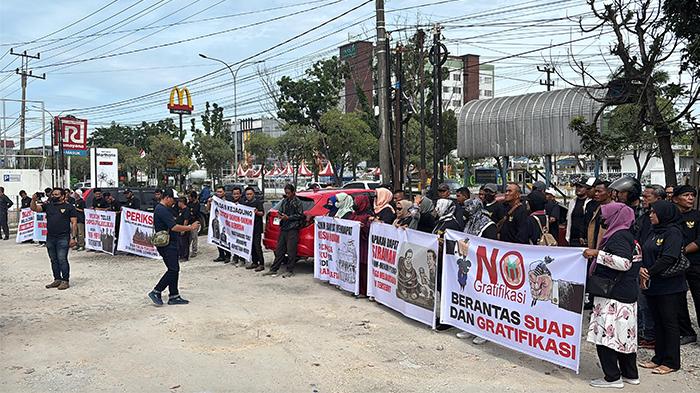 Aksi_demo_di_depan_Gedung_PTUN_Pekanbaru_12112025_1.jpg