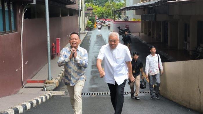 Alex-Tirta-tiba-di-Bareskrim-Polri-untuk-diperiksa-sebagai-saksi.jpg