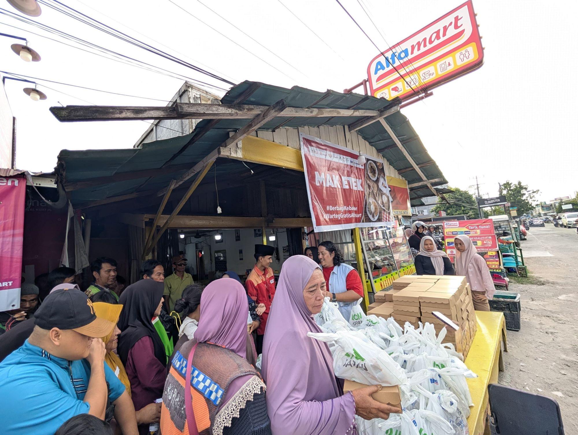 Alfamart Salurkan 60.000 Paket Buka Puasa, Pekanbaru Jadi Salah Satu Lokasi Program