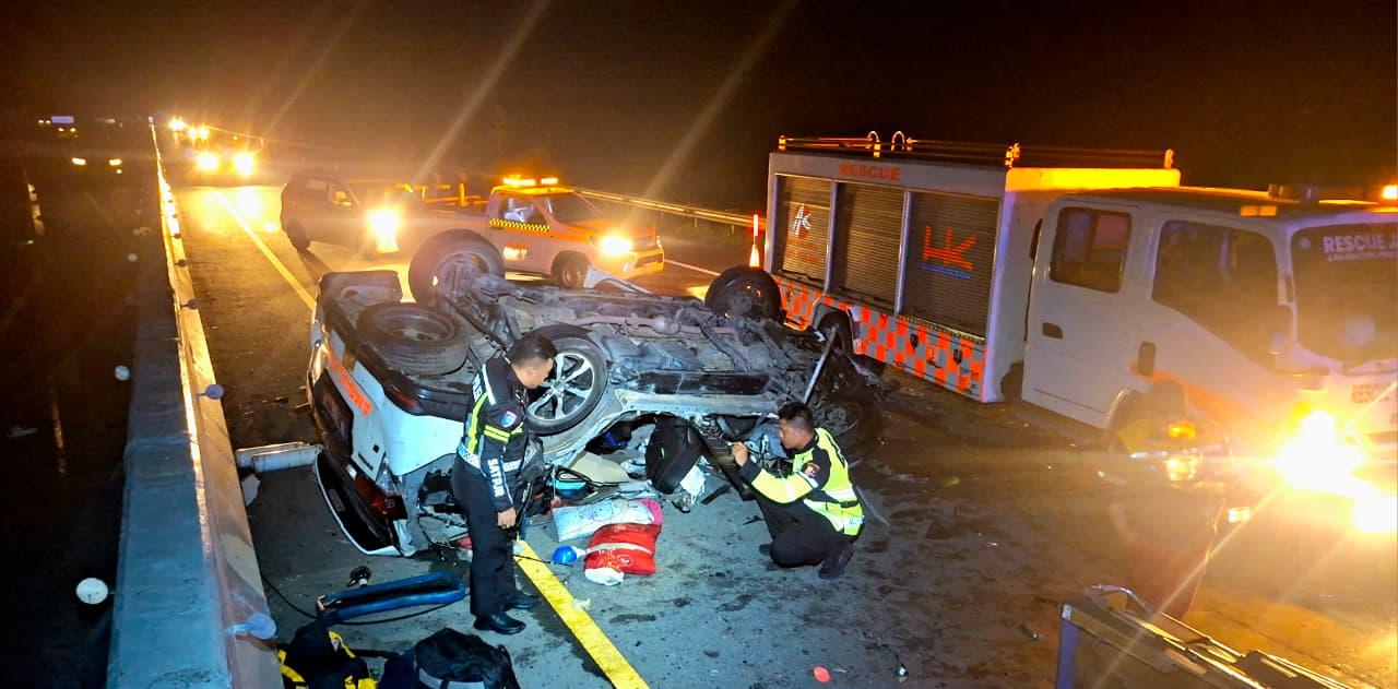 Ambulans-terbalik-usai-tabrak-truk-di-Tol-Pekanbaru-Dumai-sebabkan-3-orang-tewas.jpg
