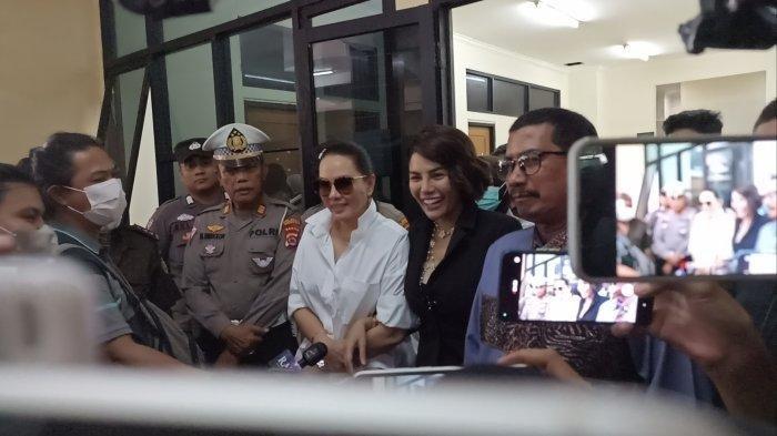 Artis-Nikita-Mirzani-saat-menghadiri-sidang-lanjutan.jpg