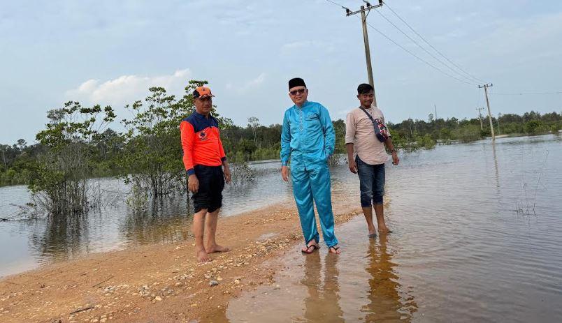 BPBD-Kabupaten-Pelalawan-memantau-kondisi-banjir-di-Jalan-Koridor-RAPP.jpg