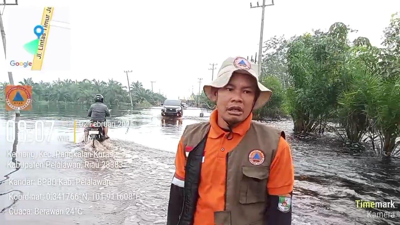 BPBD-Pelalawan-melakukan-pengukuran-dan-pemantauan-di-lokasi-banjir-Jalintim.jpg