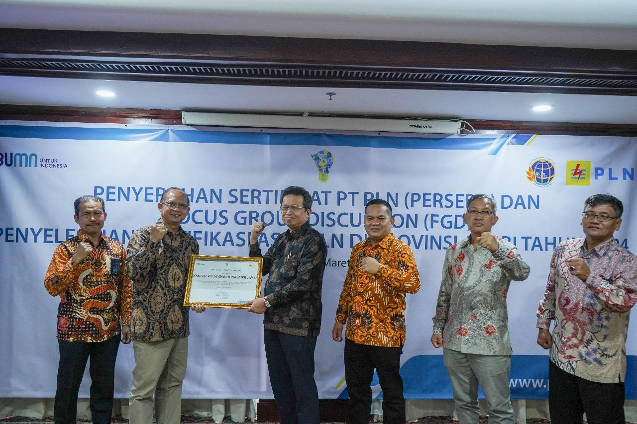 BPN-Provinsi-Jambi-serahkan-sertifikat-kepada-PLN.jpg