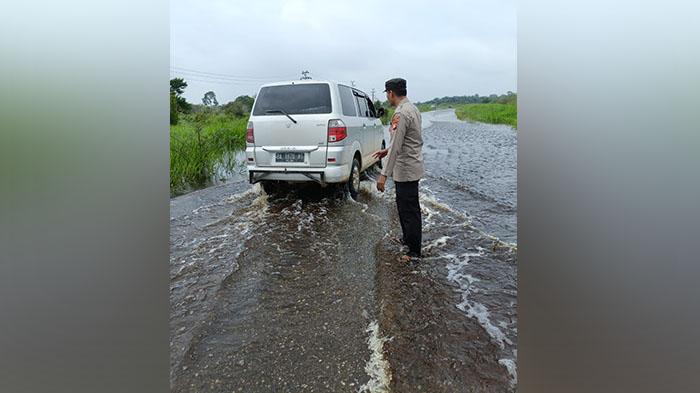 Banjir-Kecamatan-Langgam-Kabupaten-Pelalawan-Kamis-1612024.jpg