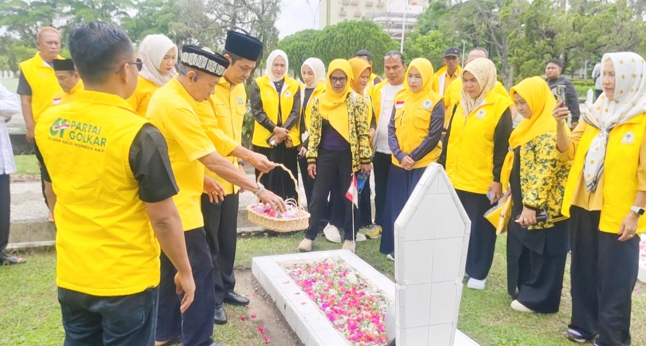 Berkunjung-ke-Rumah-Tokoh-Ziarah-Hingga-Bagikan-Seribu-Bibit-Sempena-HUT-Golkar-ke-61.jpg
