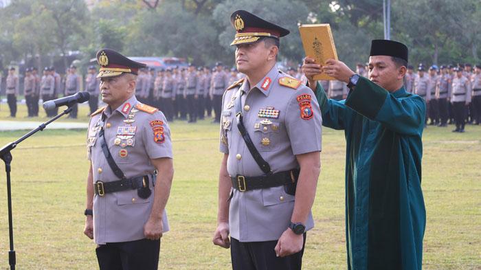 Brigjen-Pol-Hengki-Haryadi-kanan-saat-diambil-sumpah-jabatan-sebagai-Wakapolda-Riau.jpg