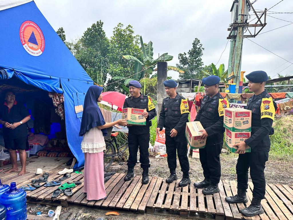 Brimob-polda-riau-bantu-korban-banjir-rumbai.jpg