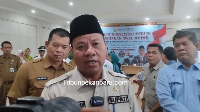 Bupati-Kuansing-Suhardiman-Amby-saat-diwawancarai.jpg