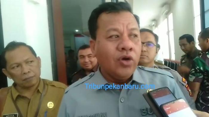 Bupati-Kuansing-Suhardiman-Amby-saat-memberi-keterangan-kepada-wartawan-Selasa-2972025.jpg