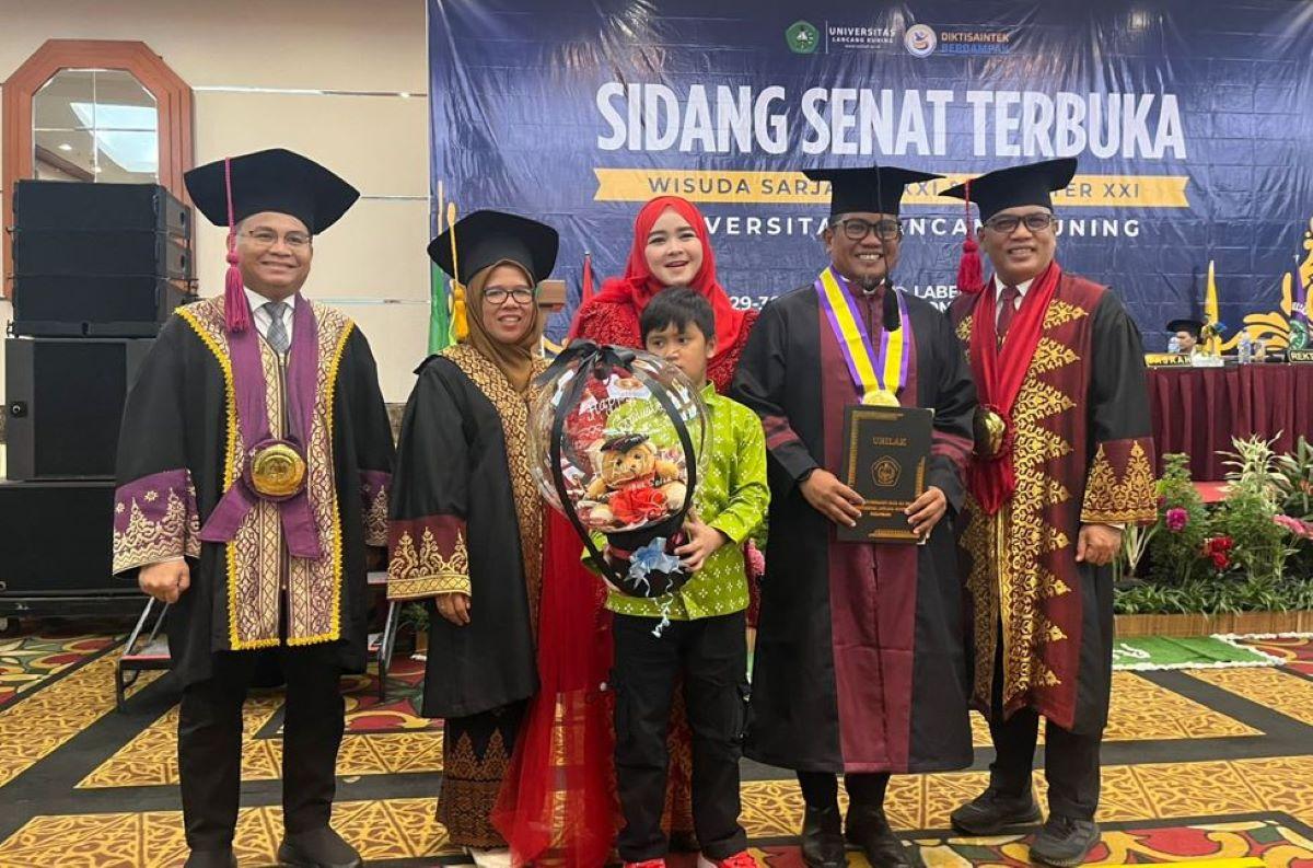 Bupati-Pelalawan-H-Zukri-SE-MM-mengikuti-wisuda-Unilak.jpg