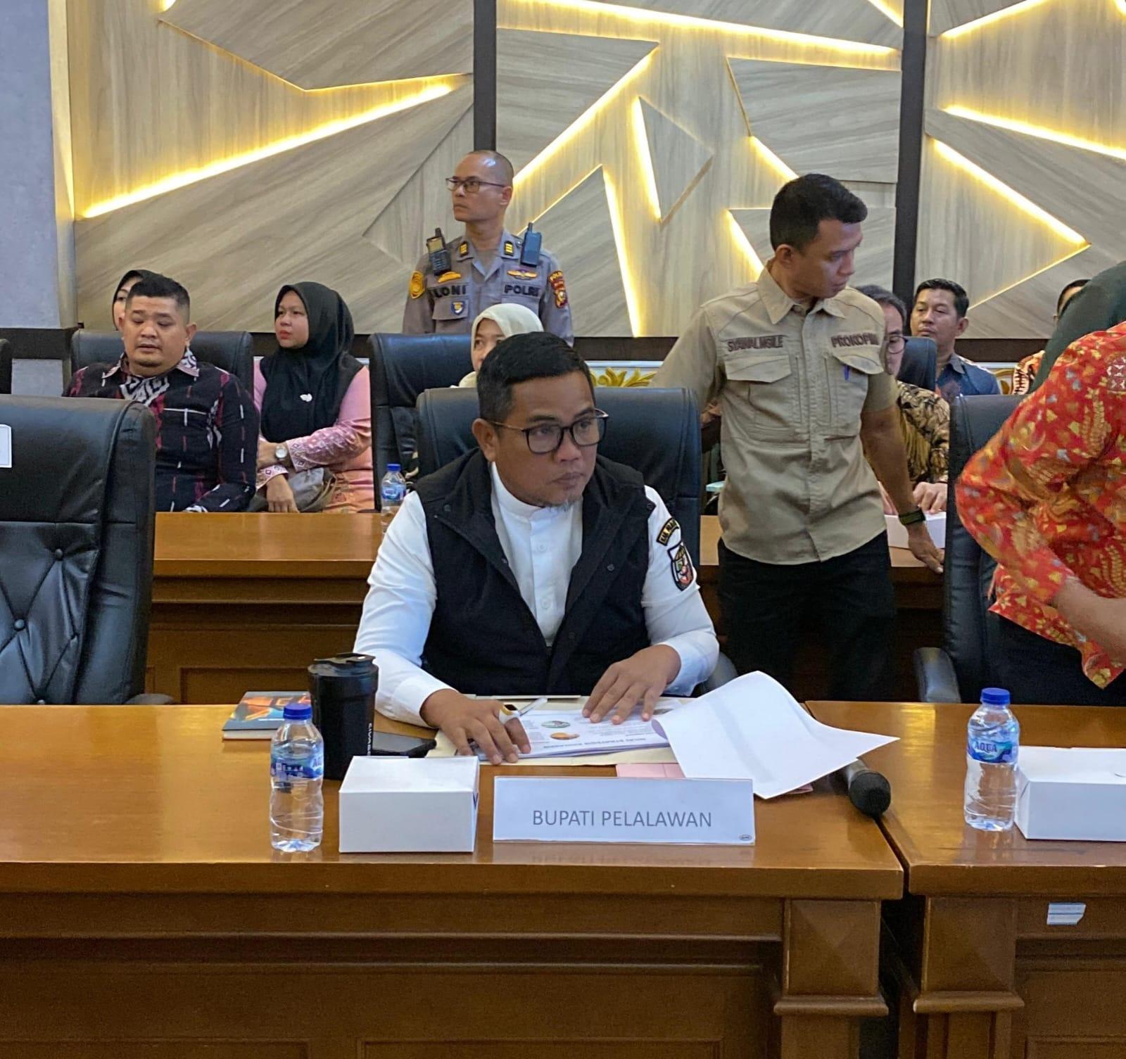 Bupati-Pelalawan-H-Zukri-mengikuti-rapat-dengan-Satgas-PKH.jpg