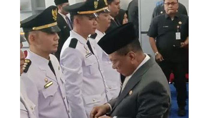 Bupati-Rohil-menyematkan-tanda-kepangkatan-kepada-Camat-yang-baru.jpg