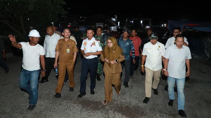 Bupati-Siak-Afni-Z-bersama-jajaran-meninjau-trestel-pelabuhan-yang-roboh.jpg