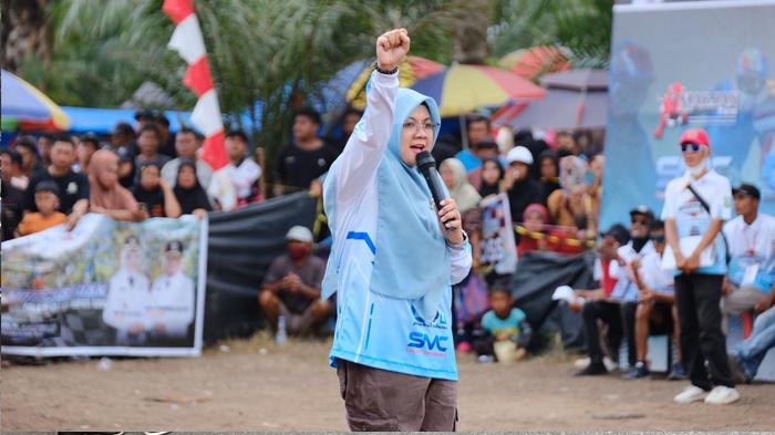Bupati-Siak-Afni-Z-mengepalkan-tangan-pada-saat-membuka-sebuah-kegiatan-di-Siak.jpg