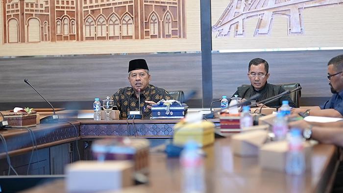 Bupati-Siak-Alfedri-memimpin-rapat-terkait-rencana-pendirian-koperasi-merah-putih.jpg