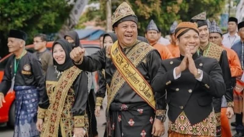 Bupati-Suhardiman-Amby-dan-Wabup-Muhklisin-memakai-baju-adat.jpg