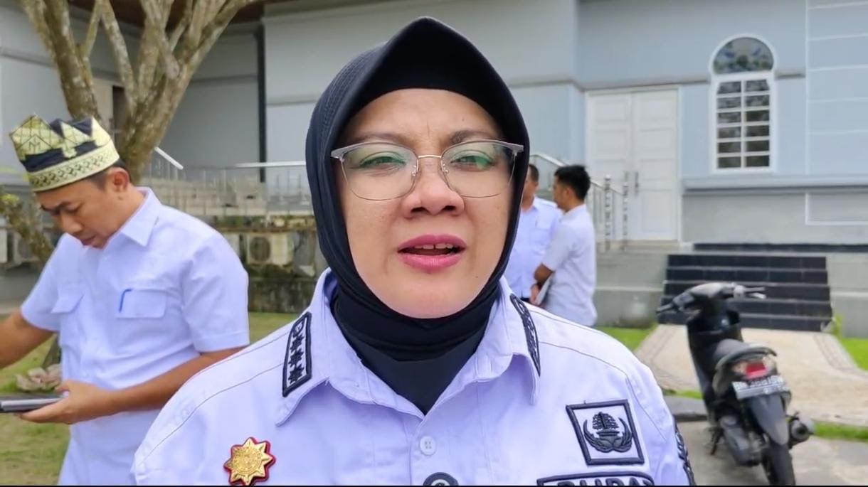 Bupati-siak-afni-beri-keterangan-defisit-anggaran.jpg
