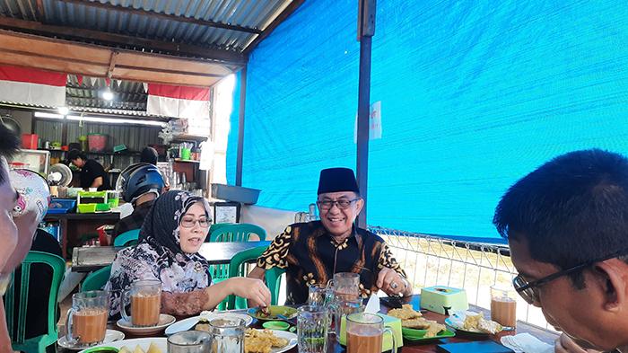 Calon Wakil Gubernur Riau HM Wardan Santai Minum Teh Tarik di Kedai Kopi Usai Mencoblos