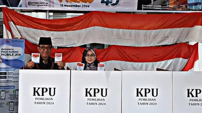 Didampingi Istri, Cawagub Riau 2024 Muhammad Wardan Mencoblos di TPS 07 Tembilahan Kota