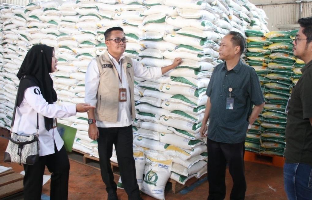 DKP-Pekanbaru-pantau-stok-beras-di-Gudang-Bulog-riau-kepri.jpg