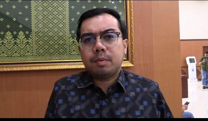 DPRD-Riau-Ginda-Burnama-seragam-gratis.jpg