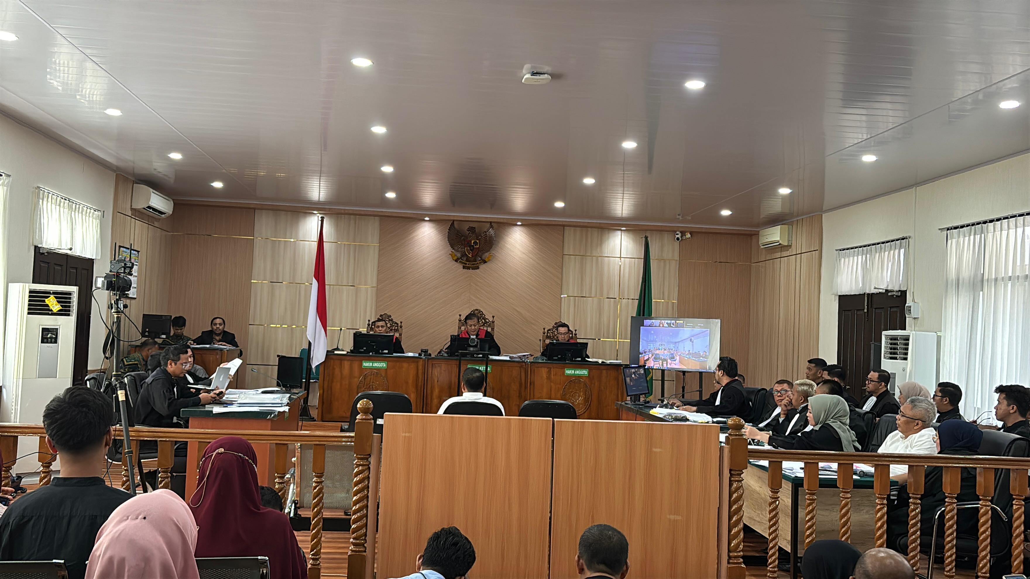 Dani-Nursalam-saat-memberi-keterangan-sebagai-saksi-untuk-terdakwa-Abdul-Wahid.jpg