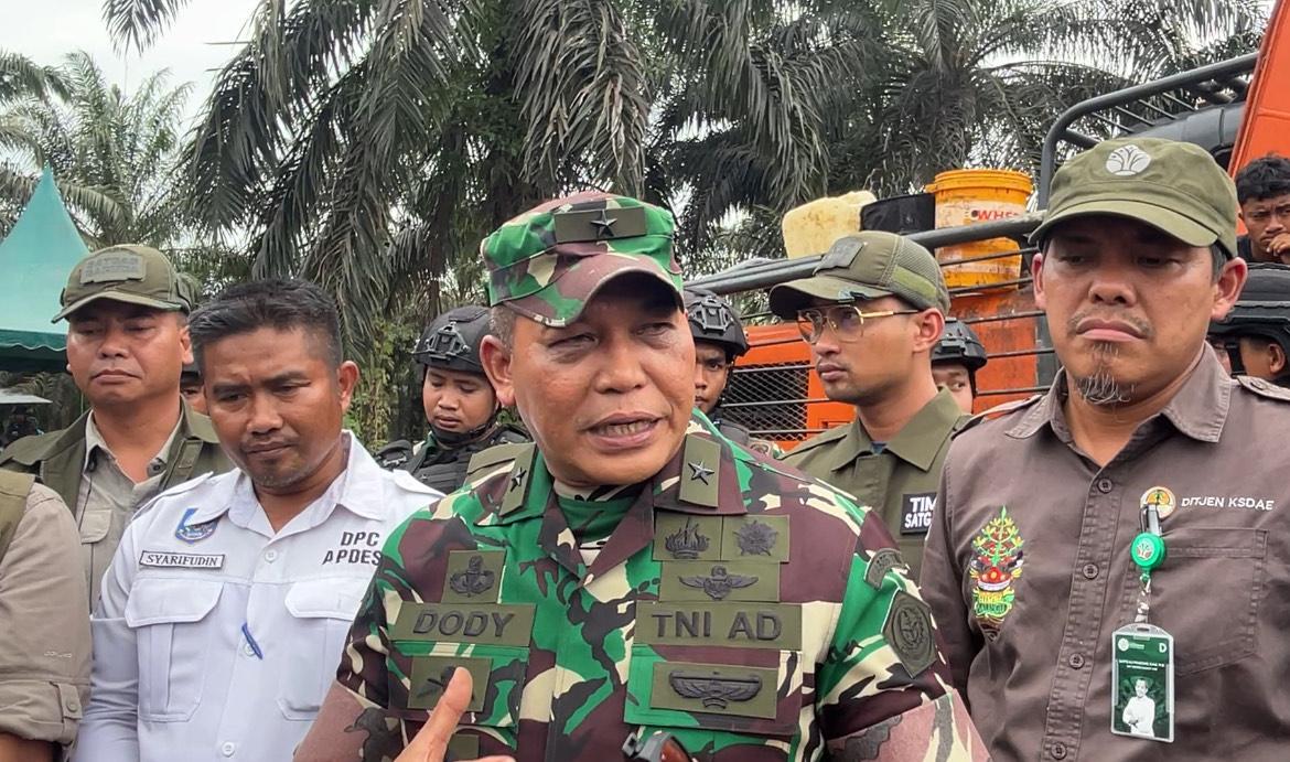 Dansatgas-PKH-Mayjen-TNI-Dody-Triwinarto-serah-terima-lahan.jpg
