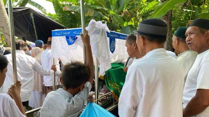 Detik-detik-jasad-Sri-Meyke-Male-dimasukkan-ke-liang-lahat.jpg