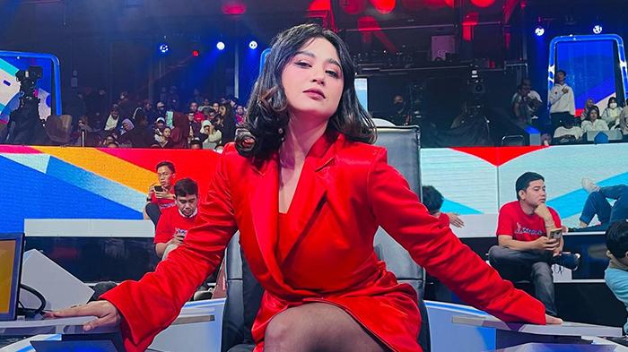 Dewi Perssik Dilamar Pilot, Ungkap Cerita Pertemuan hingga Bertemu Orangtuanya