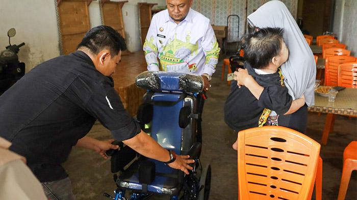 Kursi Roda Itu Mengubah Langkah Ratna, Dinas Sosial Siak Serahkan Batuan Fisik kepada Disabilitas