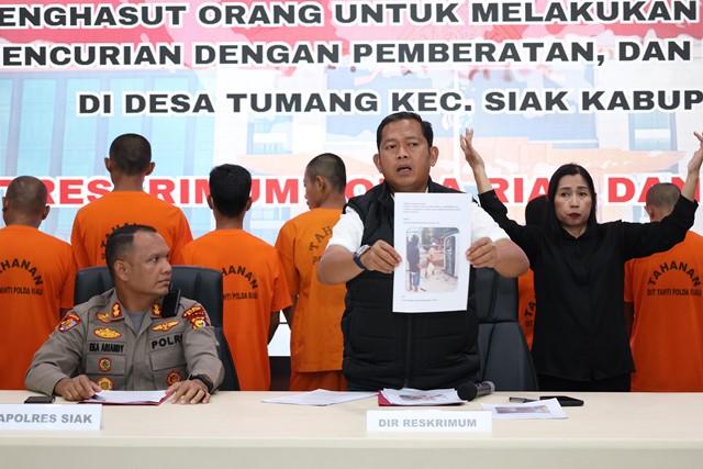 DirReskrimum-Polda-Riau-Asep-Darmawan-menunjukkan-bukti-kerusakan-PT-SSL.jpg