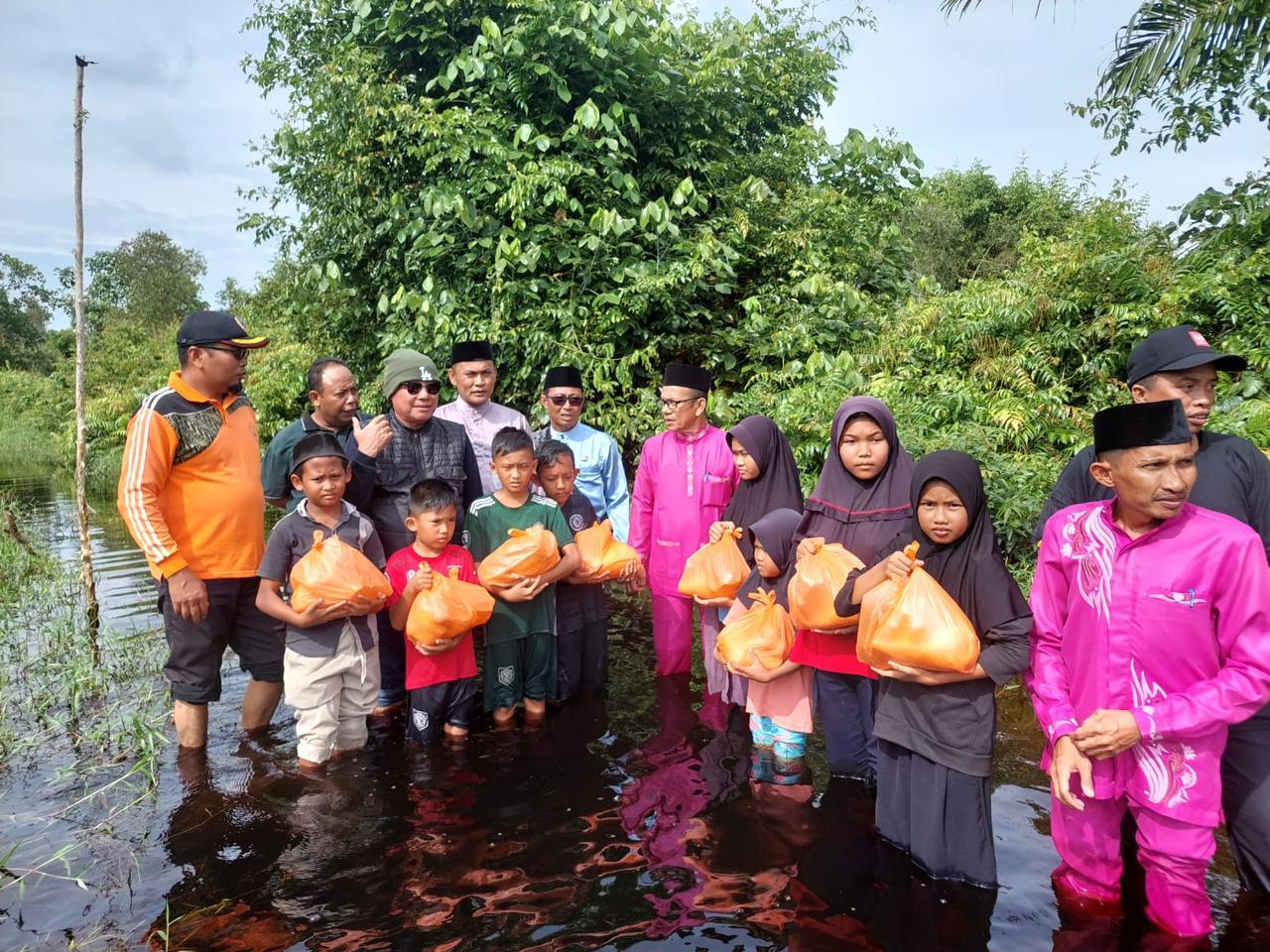 Disdikbud-Pelalawan-salurkan-bantuan-ke-siswa-terdampak-banjir.jpg