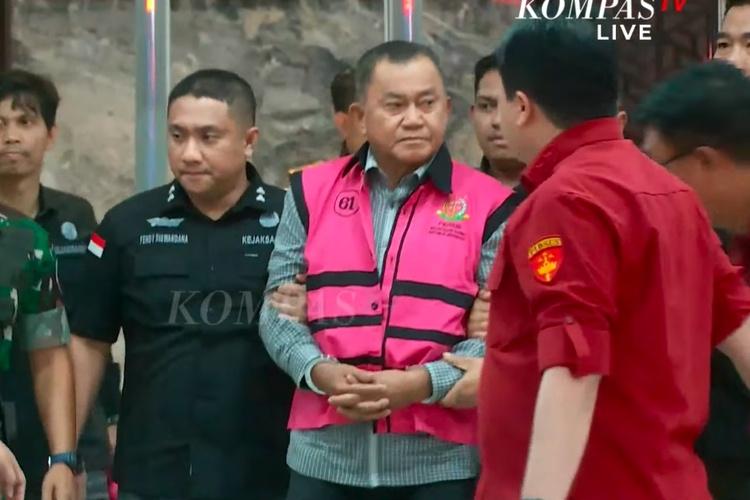 Eks-Wakil-Ketua-BGN-Loedwyk-Pusung-mengenakan-baju-tahanan-Kejagung.jpg