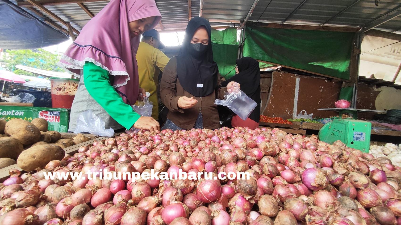 FOTO: Harga Bawang Merah di Pekanbaru Naik