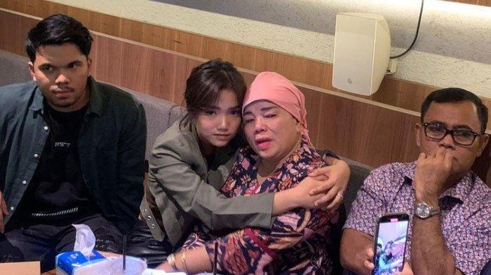 Fuji-Marah-Ibunya-Dibuat-Menangis-Netizen-Oma-Gala-Dibilang-Artis-Dadakan-Gak-Punya-Hati.jpg