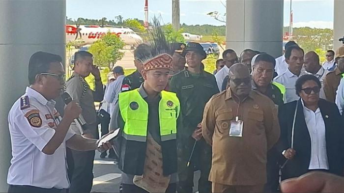 Ketika Wapres Gibran ke Papua: Hanya Formalitas, Seharusnya Lebih  dari Sekadar Bagi Buku-Alat Tulis