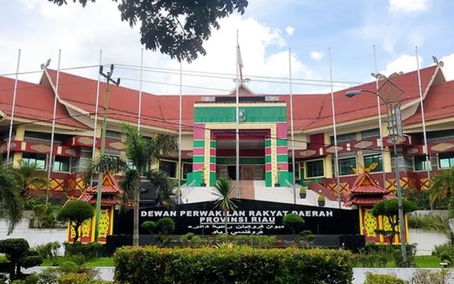Gedung-DPRD-Riau.jpg