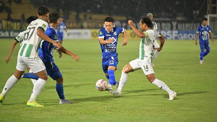 Gelandang-serang-PSPS-Noriki-Akada-dihadang-pemain-Deltras.jpg