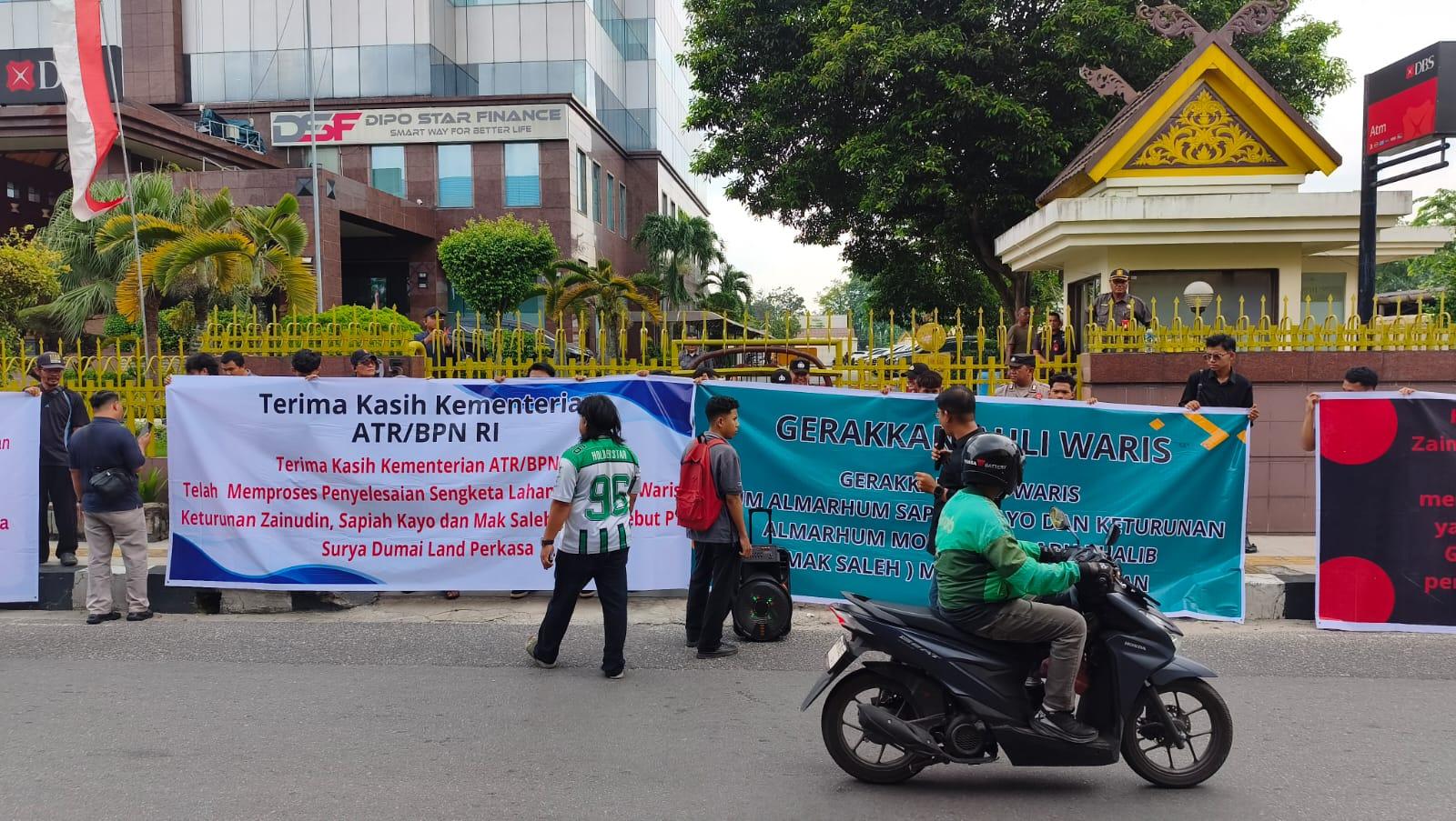 Ahli Waris Gelar Aksi di Depan Gedung Surya Dumai, Tuntut Penyelesaian Sengketa Lahan 1,9 Hektare - Tribunpekanbaru.com