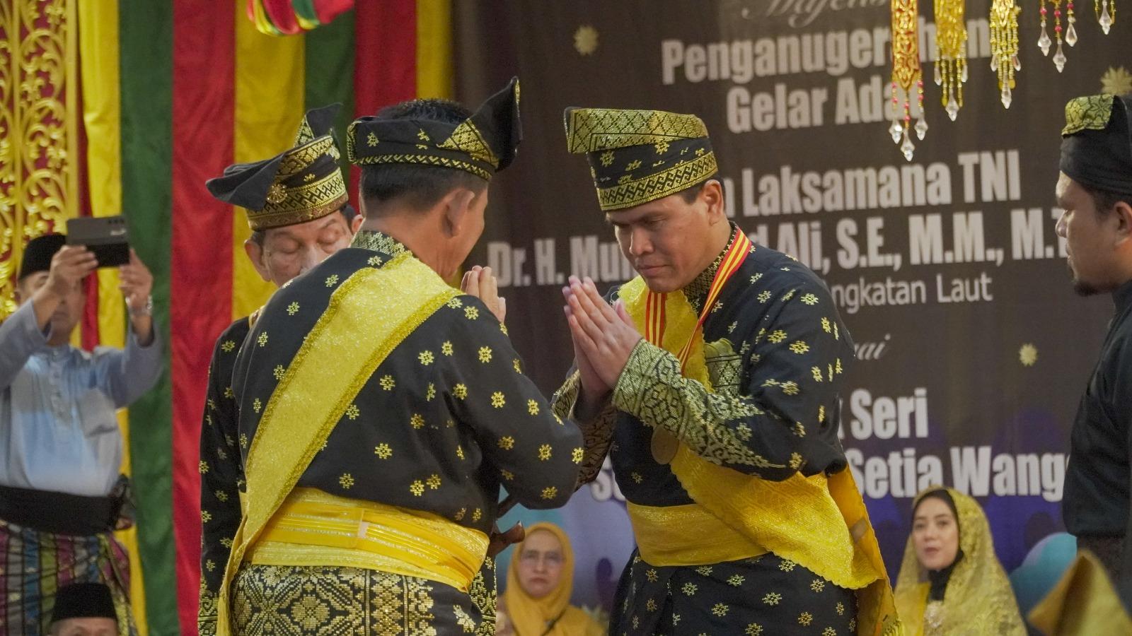 Gubernur-Kepri-hadiri-penabalan-gelar-adat-KASAL.jpg