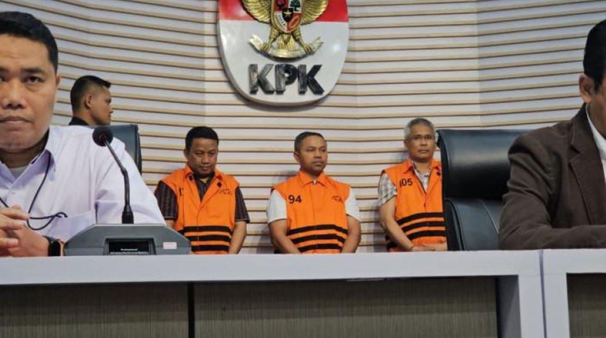 Gubernur-Riau-Abdul-Wahid-dan-dua-orang-lainnya.jpg