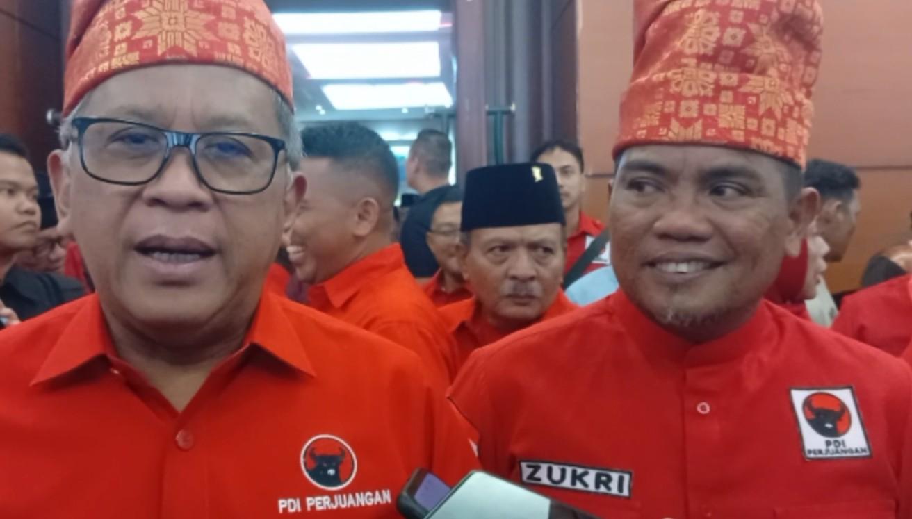 Hasto_Kristiyanto_dan_Zukri_Konferda_PDI_Perjuangan_Riau_22112025.jpg
