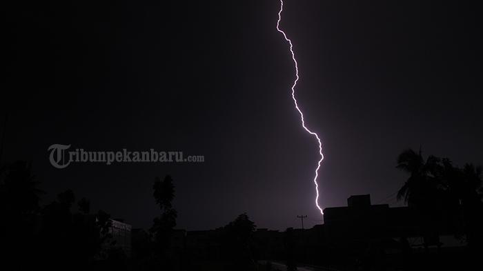 Ilustrasi-petir-menyambar-saat-hujan-di-Pekanbaru.jpg