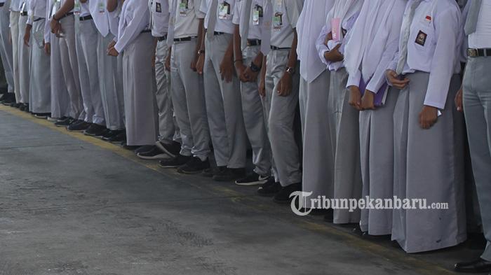 Ada Baju Over Size dan Dasi Kepanjangan, Disdik Siak Lakukan Penggantian - Tribunpekanbaru.com