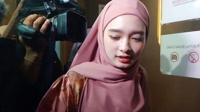 Inara-Rusli-tidak-banyak-bicara-saat-tiba.jpg