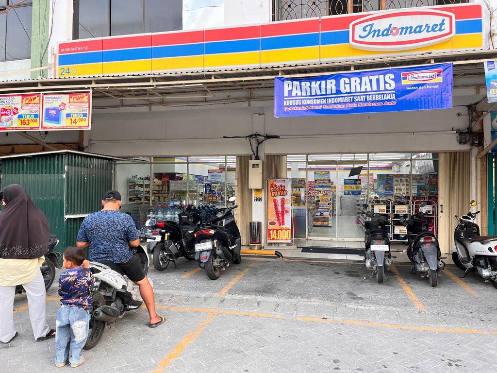 Indomaret-di-Jalan-HR-Soebrantas-Pekanbaru-memasang-tanda-parkir-gratis.jpg