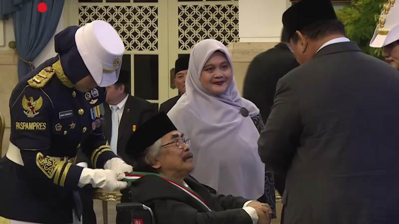 MATA BERKACA-KACA,  Jaja Mihardja Tatap Presiden Prabowo Subianto saat Terima  Penghargaan