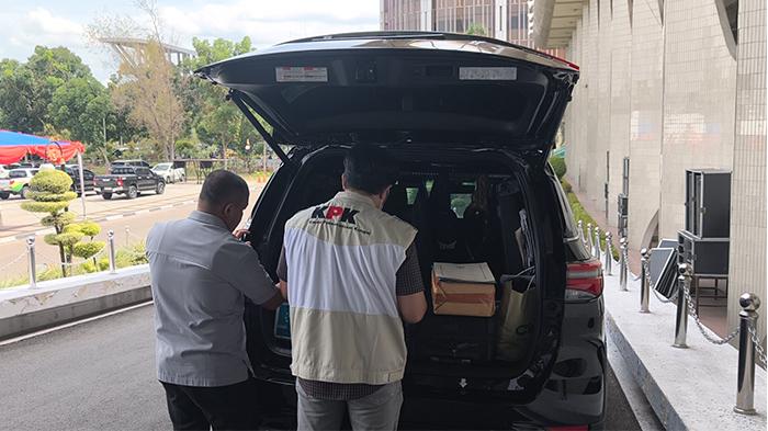 KPK_Geledah_Mobil_Plt_Gubernur_Riau_SF_Hariyanto_dan_Sekdaprov_Syahrial_Abdi__Ini_yang_Dibawa_1.jpg
