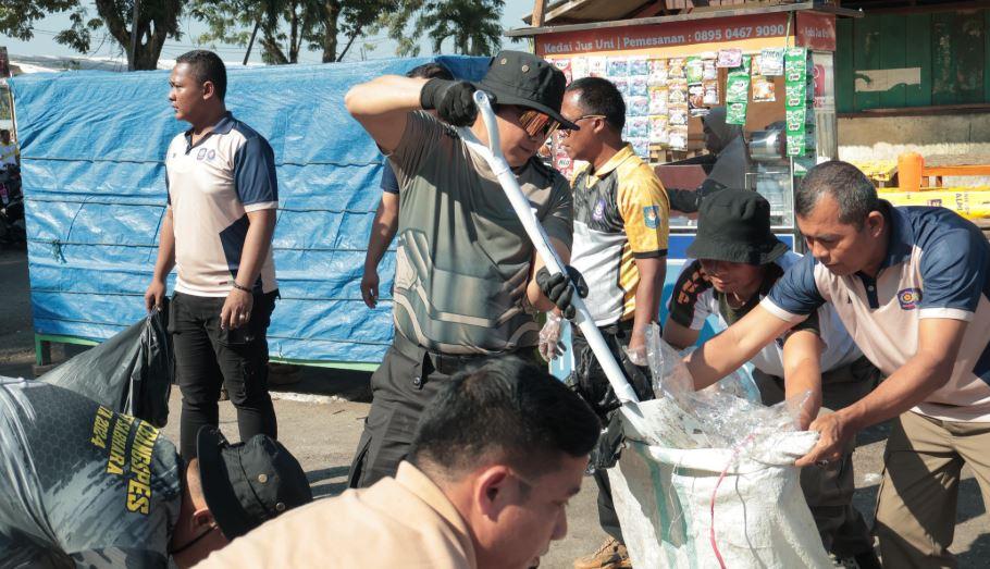 Kapolres-Kuansing-AKBP-R-Ricky-Pratidiningrat-bersihkan-sampah.jpg